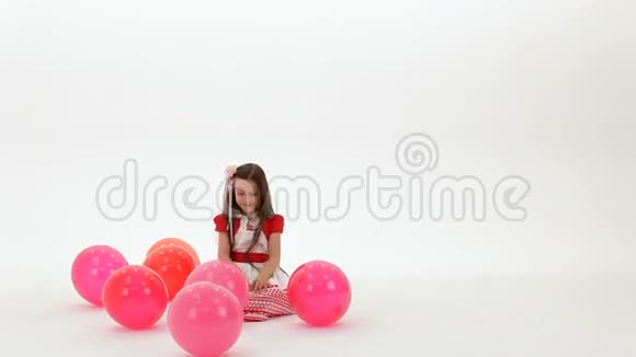 女孩在气球里视频的预览图