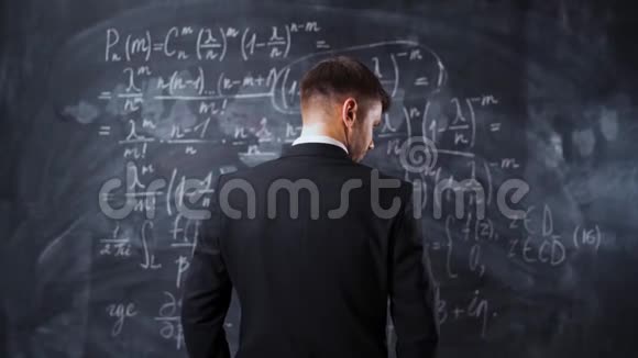 用数学方程反粉笔板的男性视角视频的预览图