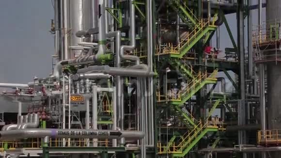 炼油厂烃塔倾斜视频的预览图