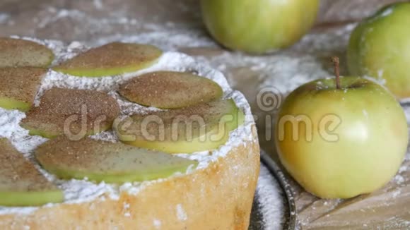 美味的新鲜出炉的绿苹果背景下的夏洛特苹果派传统自制苹果肉桂派视频的预览图
