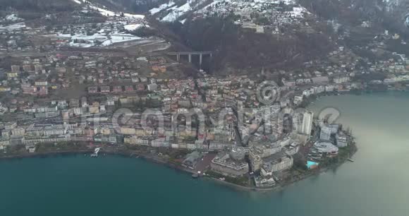 以日内瓦湖和瑞士阿尔卑斯山为背景的蒙特勒湖鸟瞰图视频的预览图