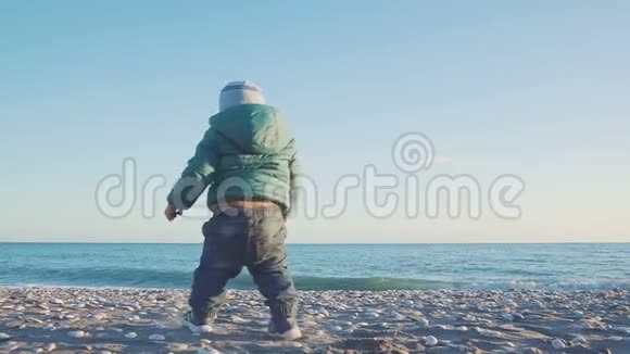 宝宝的生活方式那个男孩在日落时跑到海里假日概念慢动作视频的预览图