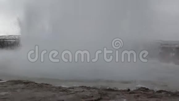 冰岛斯特罗库尔间歇泉缓慢喷发视频的预览图