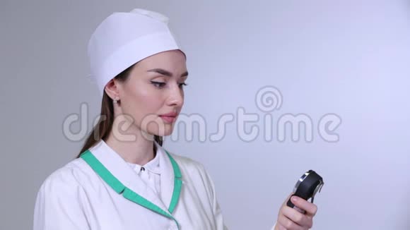 血压计特写女医生视频的预览图