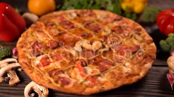 意大利自制披萨在旋转木马上旋转视频的预览图