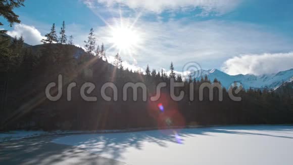 雪太阳蓝天构成的山地湖泊横向全景视频的预览图