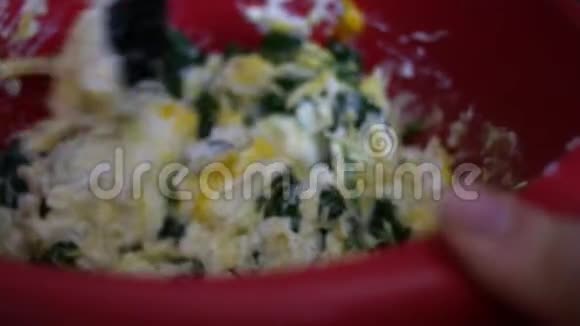 新鲜菠菜与生鸡蛋混合碗卤汁视频的预览图
