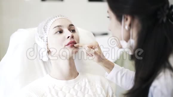 化妆品触摸女人的嘴唇视频的预览图