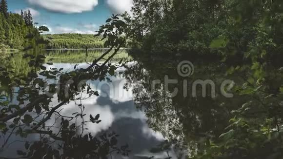 4K移动的时间流逝云层笼罩着阿拉斯加微风吹拂的小湖视频的预览图