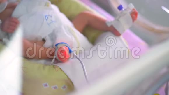 瘦小和体重不足的新生儿腿连接到ICU设备视频的预览图