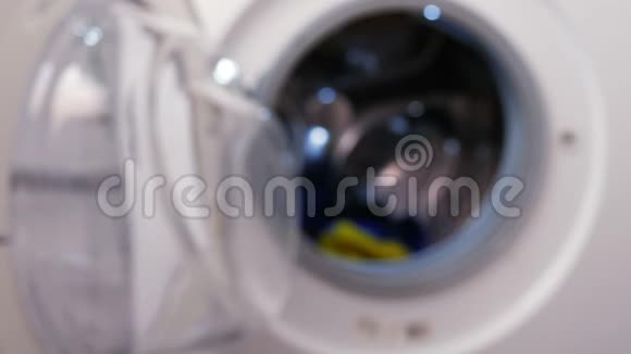 在把衣服放进洗衣机前用清洁说明分析标签视频的预览图