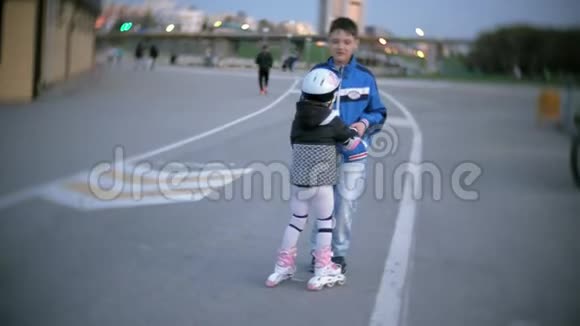 小女孩的衣服学会滑冰概念运动生活方式健康视频的预览图