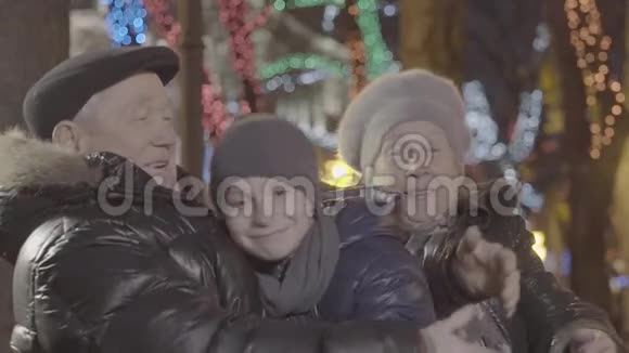 圣诞佳节圣诞佳节圣诞佳节喜结良缘新婚夫妇祖父母外祖父母抱孙子外孙视频的预览图