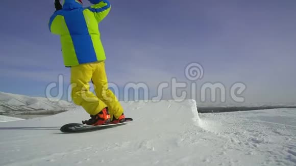 滑雪者滑雪滑雪者在滑雪场自由跳跃视频的预览图