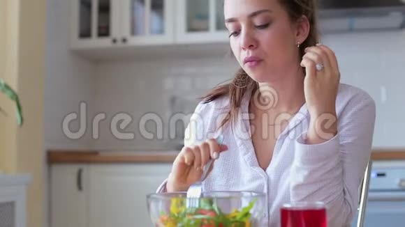 饮食美丽的女孩吃蔬菜沙拉减肥的概念健康素食食品健康微笑的带碗少女视频的预览图