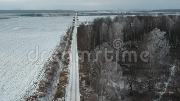冬季农田砾石路和霜林鸟瞰视频的预览图