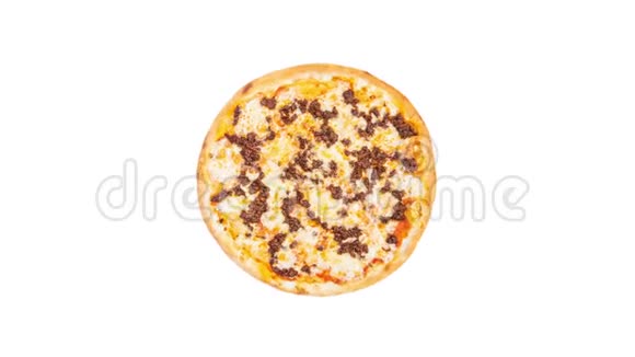 旋转比萨饼与碎肉隔离在白色背景顶部视图视频的预览图
