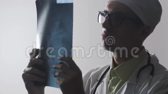 医生正在研究X光疾病诊断视频的预览图