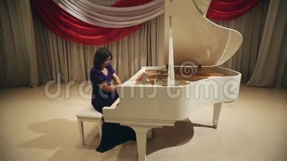 女人弹钢琴视频的预览图