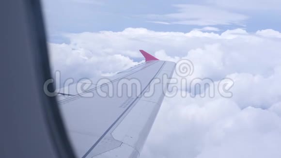 从机翼和蓝天的飞机窗口4K视频的预览图