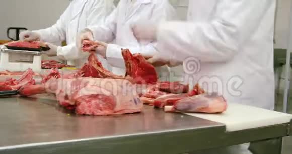 肉制品厂肉的包装和重量检查视频的预览图