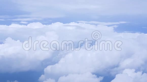 从飞机窗口的多云天空背景视图4K视频的预览图