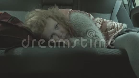 小女孩正睡在后面的车里视频的预览图