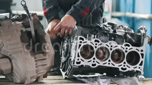 机械师修理汽车发动机的阀块视频的预览图