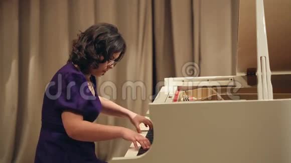 女人弹钢琴视频的预览图
