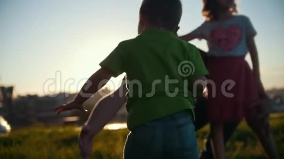 快乐健康的家庭户外散步小白种人男孩蹒跚学步与父亲和妹妹玩耍和笑慢视频的预览图