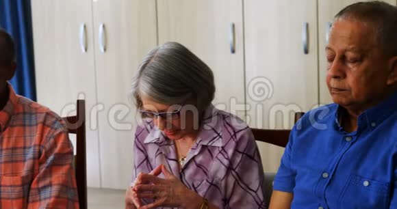 老年人在养老院和女医生一起冥想视频的预览图