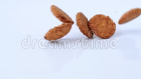 燕麦饼干在白色背景下缓慢下降视频的预览图
