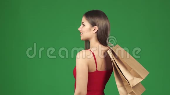 幸福美丽的女人微笑着拿着购物袋竖起大拇指视频的预览图