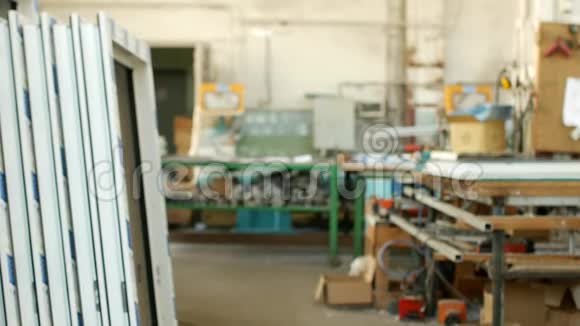 生产组装和制造PVC窗生产成品车间在背景下视频的预览图