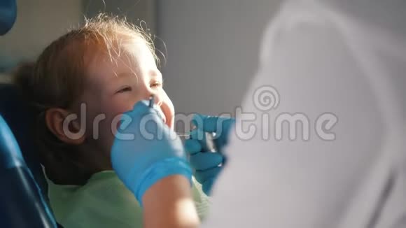 在牙医那里接待的女孩口腔医生正在进行清洁手术视频的预览图