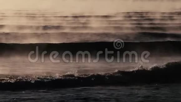 日出期间黑海多雾水域详情视频的预览图