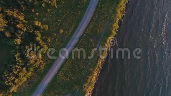 从空中俯瞰悬崖大海和公路上行驶的汽车视频的预览图