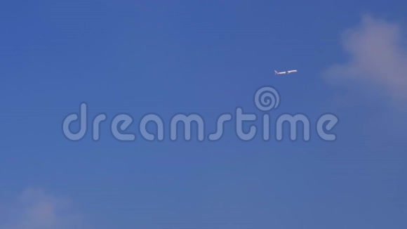 飞机在洁净的蓝天背景下飞行视频的预览图