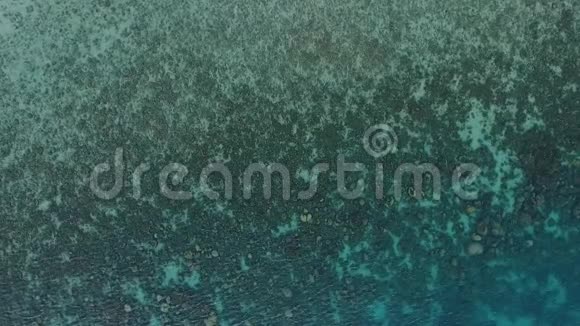 空中安达曼海的珊瑚礁高清慢动作视图从上面的背景泰国视频的预览图
