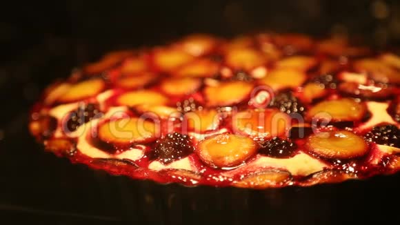 自制的浆果派和李子和黑莓是在烤箱里烤的视频的预览图