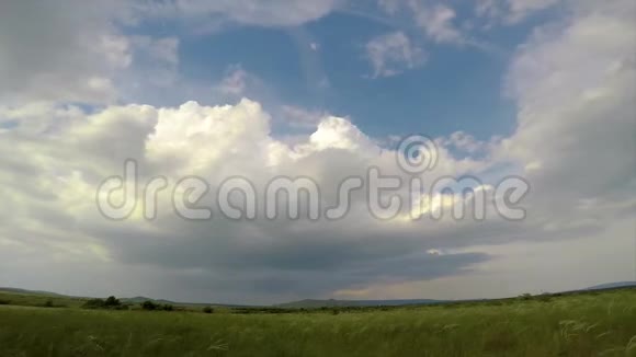 匈牙利草地上巨大的风暴云视频的预览图