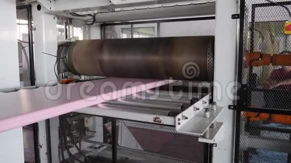 工业生产热发泡胶在工厂压力下特写视频的预览图