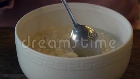 用勺子搅拌豆腐谷物健康的素食亚洲食品关闭上视图视频的预览图