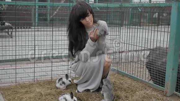 女人抱着一只兔子视频的预览图