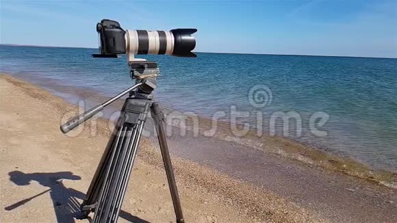 镜头放在海上的三脚架上镜头拍摄海景拍摄视频待售视频的预览图