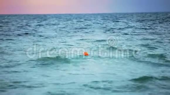 橙色浮标漂浮在海里令人失望视频的预览图