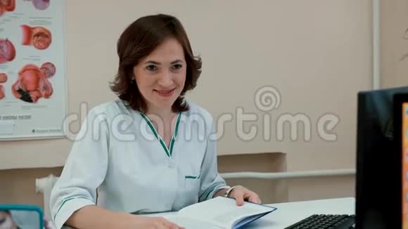 坐在桌子旁的女医生视频的预览图