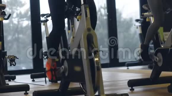 年轻的健身模特在运动自行车上健身视频的预览图