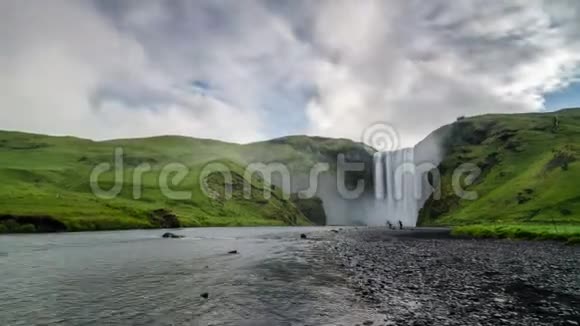 冰岛大自然中的斯高加佛斯瀑布上空的早晨视频的预览图