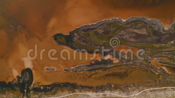 令人惊叹的风景如画的黑岛棕色的地球和黄色的水库肮脏的水覆盖着热带视频的预览图
